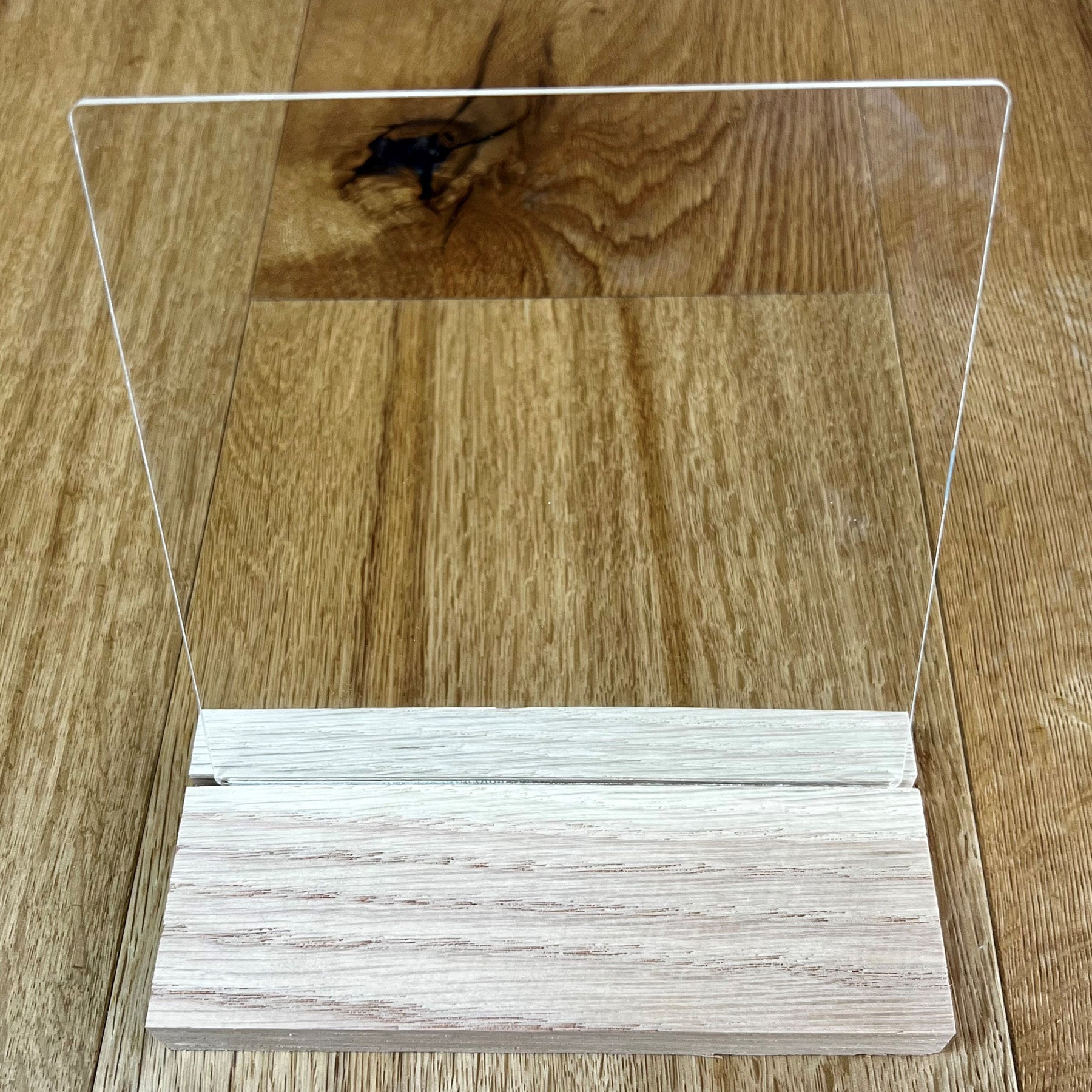 Crealive Acrylglasscheibe - Quadrat  Eine tolle Ergänzung zu den Bastel Klötzchen sind diese ultraklaren Acrylglasscheiben. Mit kreativer Fantasie lassen sich grossartige Kombi-Projekte erzielen, denn die Acrylglasscheiben harmonieren optimal mit den Klötzchen.   Somit lässt sich der unendliche Klötzchen-Bastel-Horizont noch ein Stück erweitern. Du kannst die Scheiben für viele DIY-Schmuckstücke verwenden, wie z.B. - Laternen - Aufsteller - Leuchtkästen - beleuchtete Schilder - Dekokästen