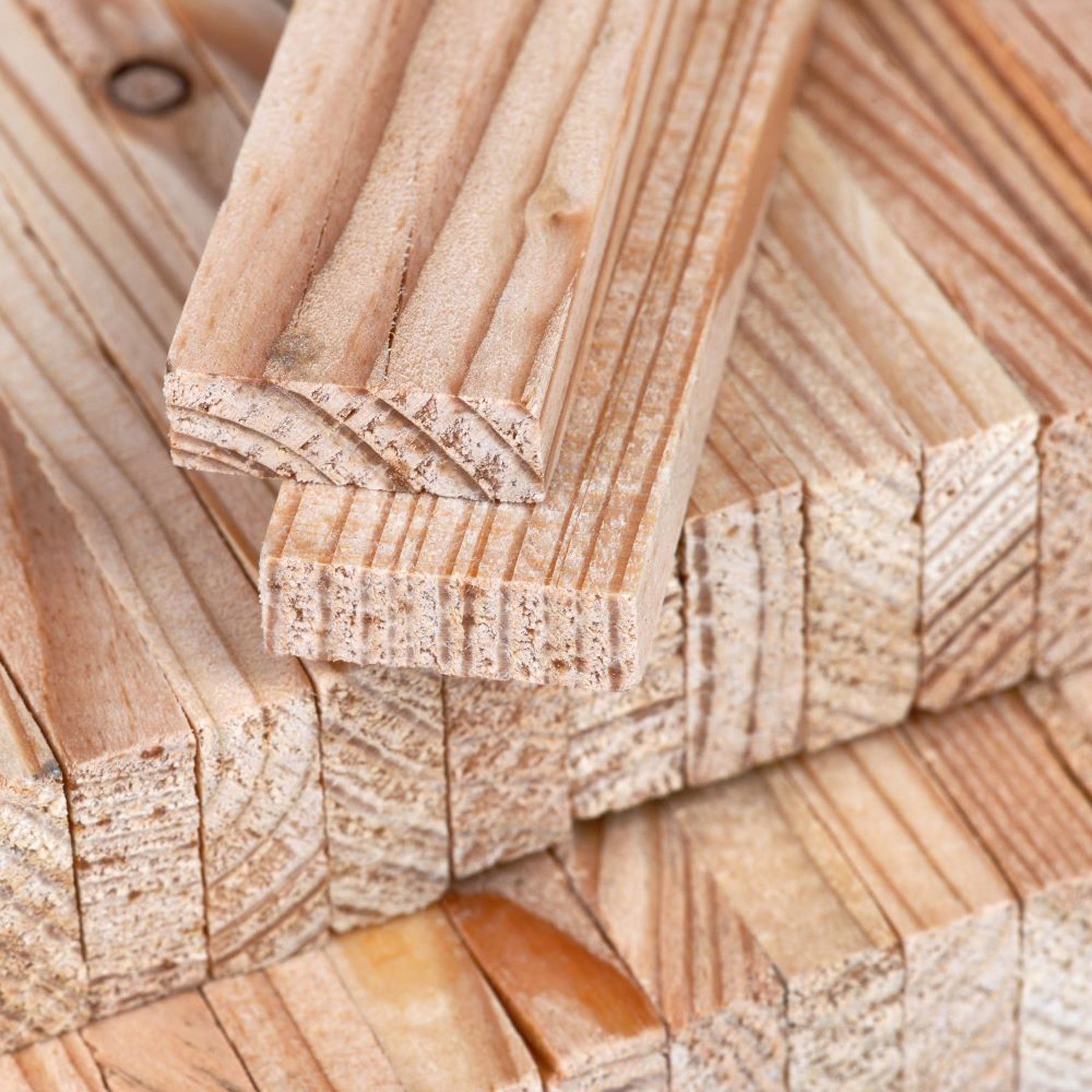 Crealive Holz-Klötzchen - Lärche    Gefertigt aus hochwertigem Lärchenholz, bieten diese Bastelklötzchen nicht nur eine hervorragende Haltbarkeit, sondern auch eine einzigartige Maserung, die jedem Projekt eine natürliche und warme Note verleiht. Du kannst einzigartige DIY-Projekte verwirklichen. z.B. Kartenhalter, Bilderrahmen, Rahmen für 3D-Bilder, Laternen, Serviettenhalter, Topfuntersetzer und vieles mehr. 