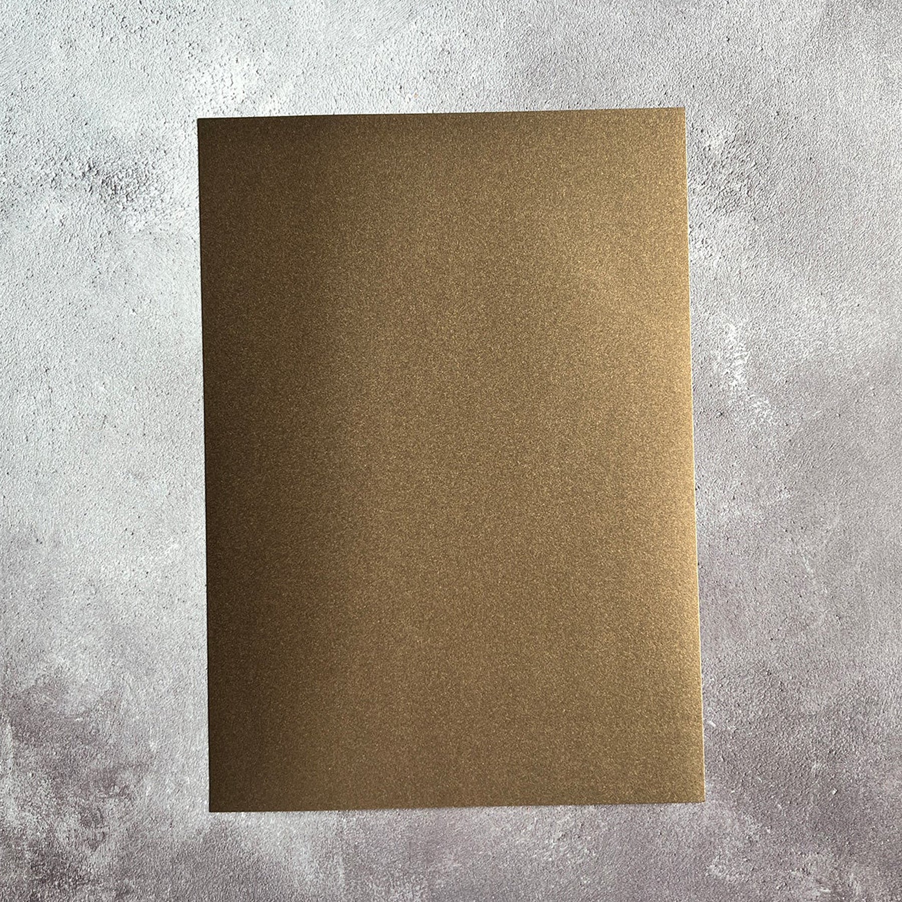 Crealive Pearl Paper 240 g/m2 - A4 - Dark Brown
Spezifikationen:
•	A4 (21.0 cm x 29.7 cm)
•	240 g/m2
•	beidseitig gefärbt
  
Pearl-Karton ist geeignet für:
•	edle Karten
•	Karten-Verzierungen (ein scharfes Messer verwenden)
•	kleine Geschenkboxen
•	Plotten
•	Scrapbooking
