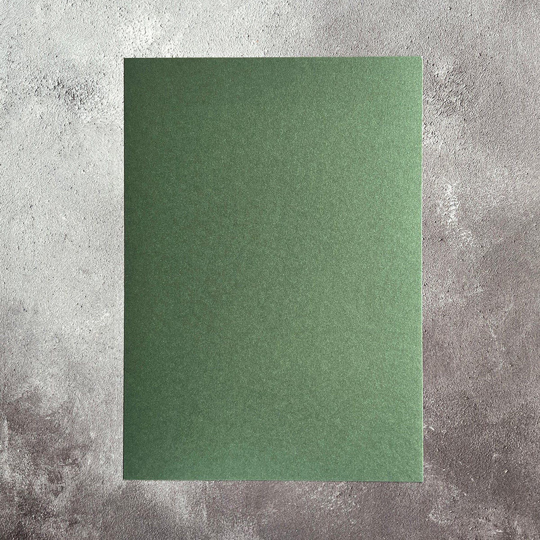 Crealive Pearl Paper 240 g/m2 - A4 - Forest Green

Spezifikationen:
•	A4 (21.0 cm x 29.7 cm)
•	240 g/m2
•	beidseitig gefärbt
  
Pearl-Karton ist geeignet für:
•	edle Karten
•	Karten-Verzierungen (ein scharfes Messer verwenden)
•	kleine Geschenkboxen
•	Plotten
•	Scrapbooking
