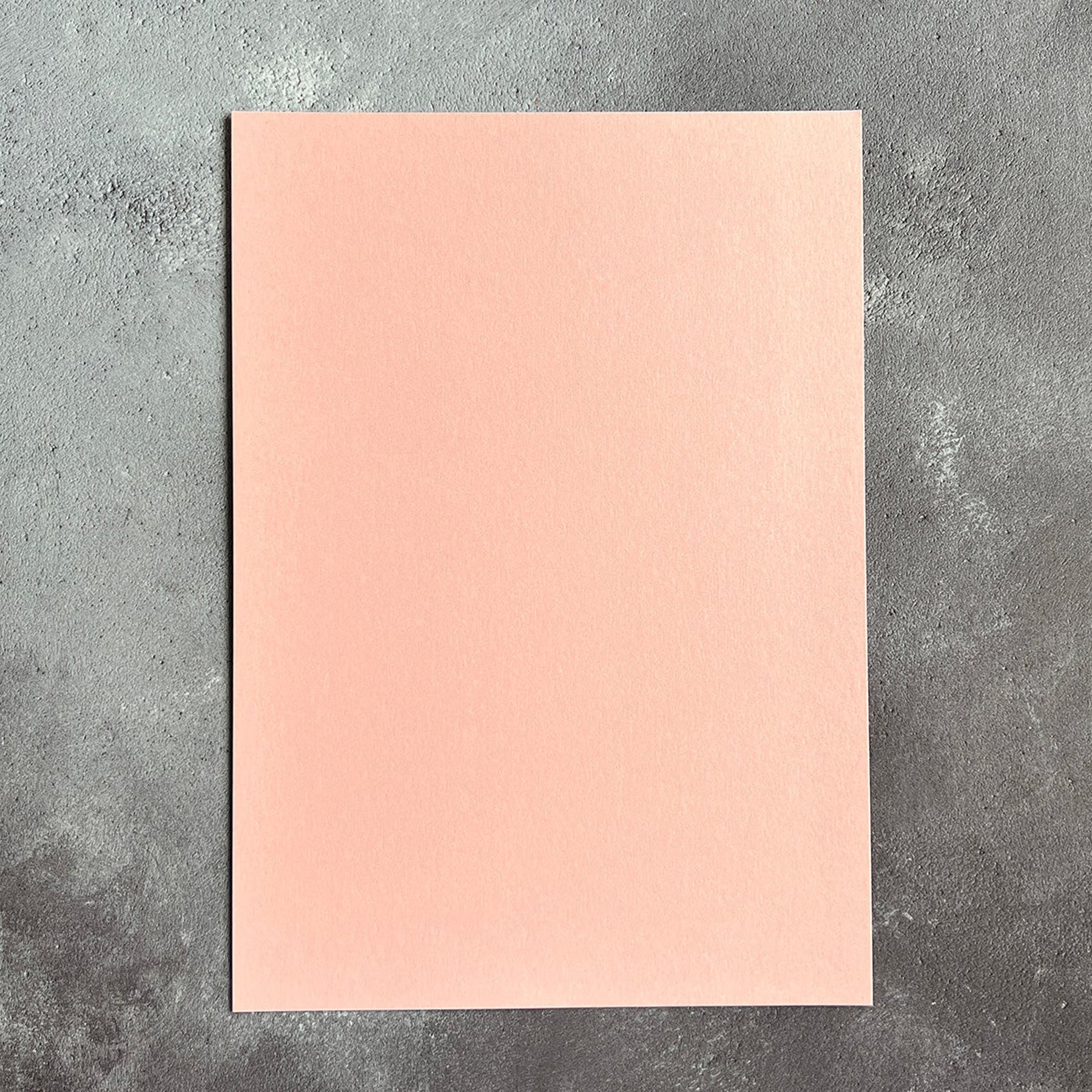 Crealive Pearl Paper 240 g/m2 - A4 - Pink
Spezifikationen:
•	A4 (21.0 cm x 29.7 cm)
•	240 g/m2
•	beidseitig gefärbt
  
Pearl-Karton ist geeignet für:
•	edle Karten
•	Karten-Verzierungen (ein scharfes Messer verwenden)
•	kleine Geschenkboxen
•	Plotten
•	Scrapbooking
