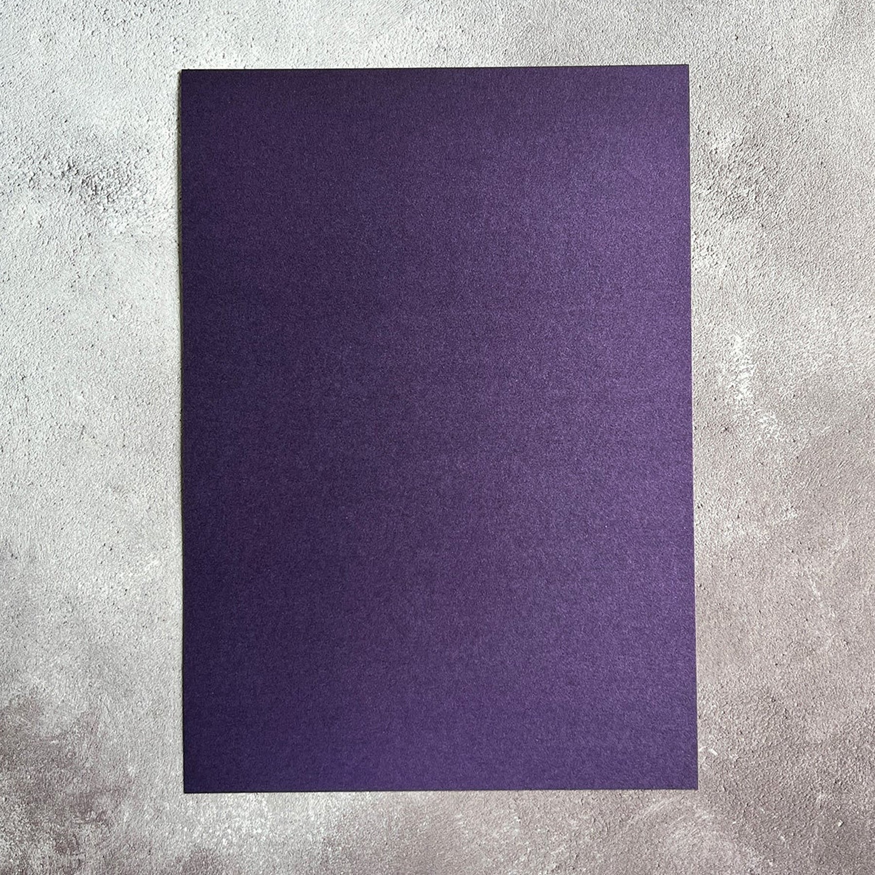 Crealive Pearl Paper 240 g/m2 - A4 - Purple

Spezifikationen:
•	A4 (21.0 cm x 29.7 cm)
•	240 g/m2
•	beidseitig gefärbt
  
Pearl-Karton ist geeignet für:
•	edle Karten
•	Karten-Verzierungen (ein scharfes Messer verwenden)
•	kleine Geschenkboxen
•	Plotten
•	Scrapbooking
