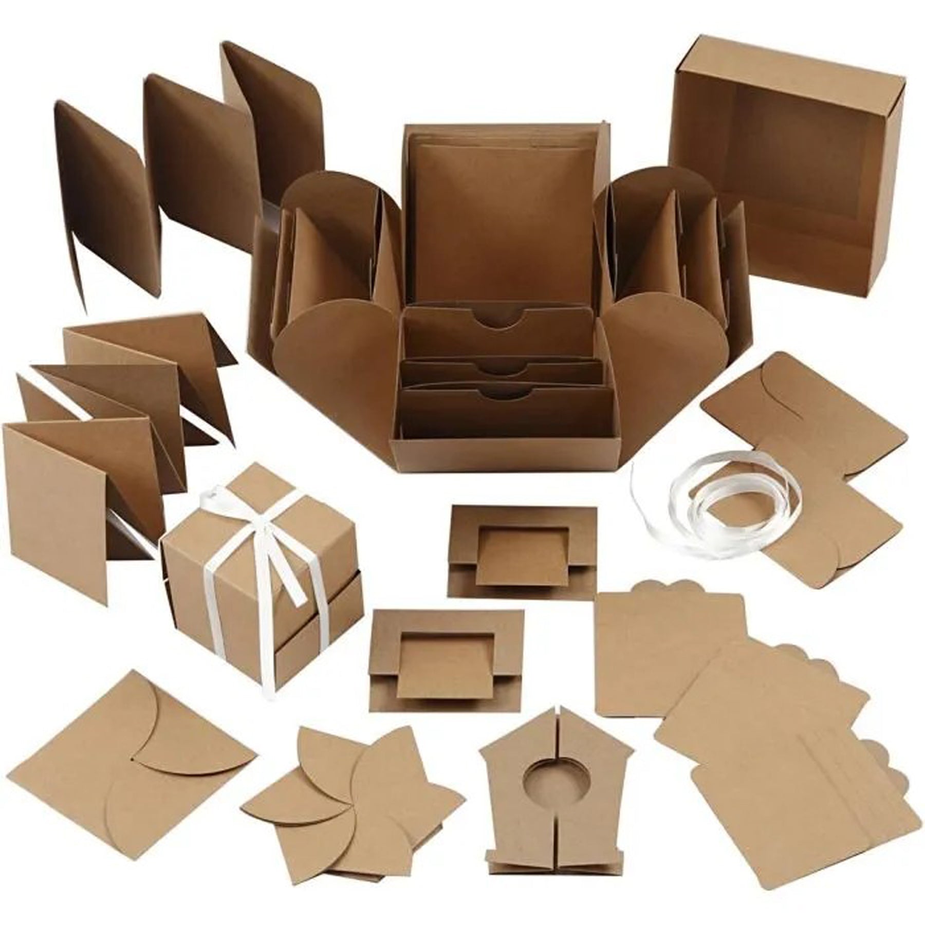 Crealive Geschenkbox 12 x 12 x 12 cm - Nature
Spezifikationen:
•	Länge: 120 mm
•	Breite: 120 mm
•	Höhe: 120 mm
•	Farbe: Nature
 
Diese Explosionsbox / Überraschungsbox kannst du ganz nach deinem Geschmack und passend zur beschenkten Person gestalten. Es sind 12 Taschen und 12 lose Deko-Objekte in 8 Varianten im Set und ein Satinband in der Mitte. Du kannst sie mit Motiven verzieren, bemalen oder Deko selber herstellen aus deinem Bastelmaterial-Fundus. Erwecke die Magie der Überraschung mit dieser Explosions