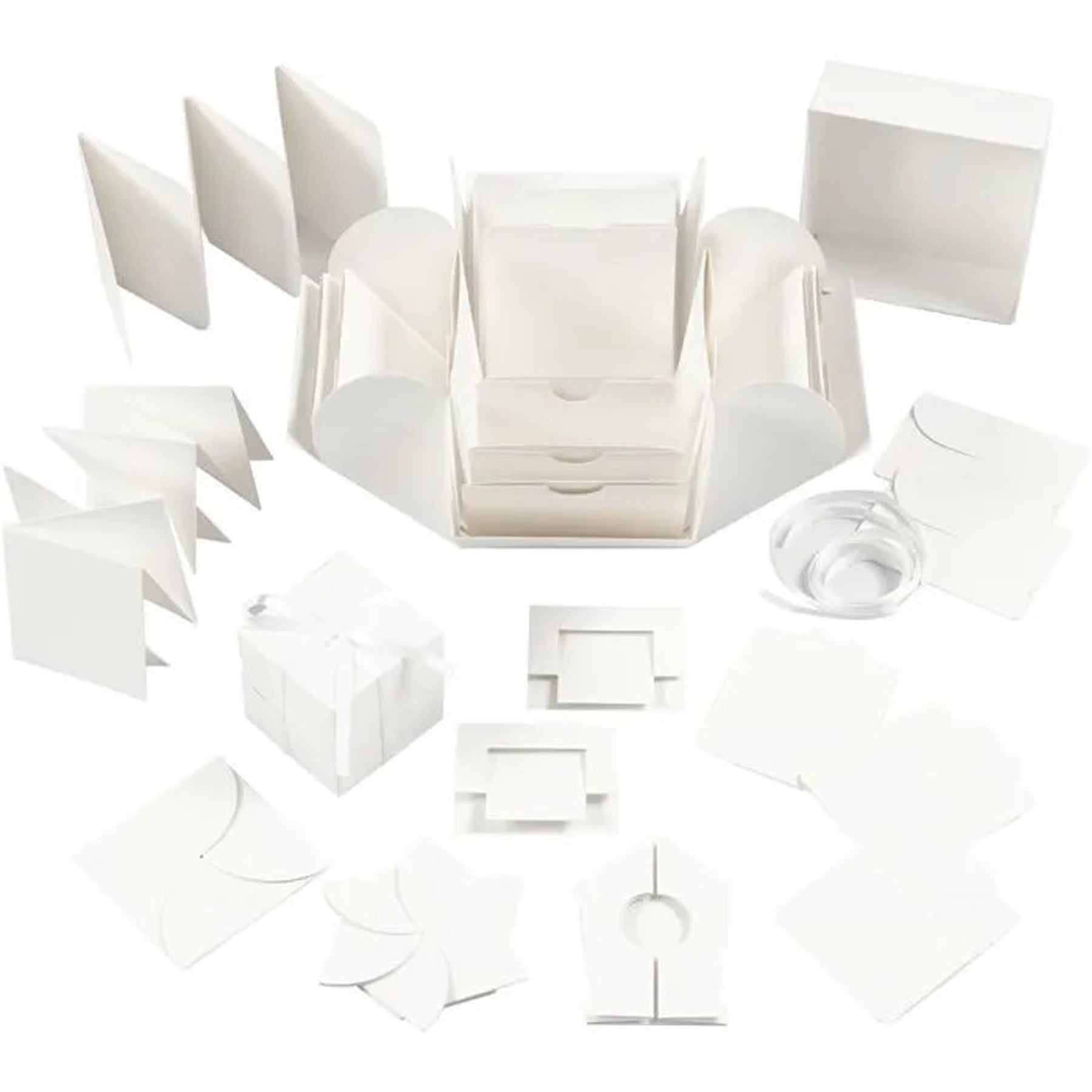 Crealive Geschenkbox 12 x 12 x 12 cm - Weiss
Spezifikationen:
•	Länge: 120 mm
•	Breite: 120 mm
•	Höhe: 120 mm
•	Farbe: Weiss
 
Diese Explosionsbox / Überraschungsbox kannst du ganz nach deinem Geschmack und passend zur beschenkten Person gestalten. Es sind 12 Taschen und 12 lose Deko-Objekte in 8 Varianten im Set und ein Satinband in der Mitte. Du kannst sie mit Motiven verzieren, bemalen oder Deko selber herstellen aus deinem Bastelmaterial-Fundus. Erwecke die Magie der Überraschung mit dieser Explosionsbo