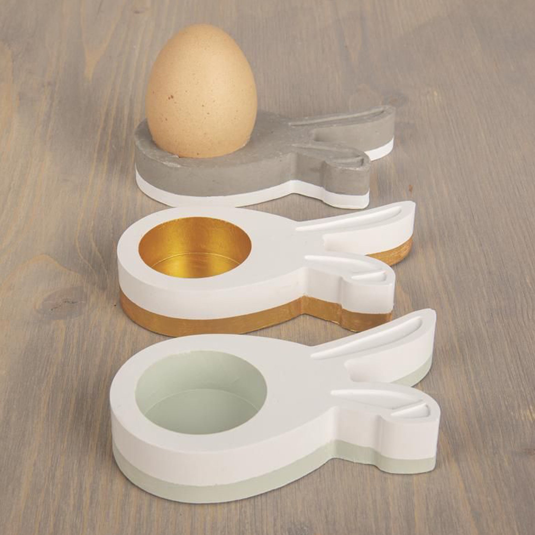 Crealive   Giessform Silikon - Happy Egg   Inhalt: •	1 Giessform Silikon - Happy Egg   Spezifikationen: •	Material: hochwertiges Silikon •	frost- und hitzebeständig (-40° bis +240°) •	immer wieder verwendbar Anleitung: •	ca. 350 g Raysin 200 oder 350 g Raysin 250 anrühren Eine individuelle Osterdekoration! Diese Giessform ist etwas ganz Besonderes: Die Motive kannst du als Serviettenring und Eierbecher mit Loch in der Mitte oder als Teelichthalter mit Boden ausgießen.