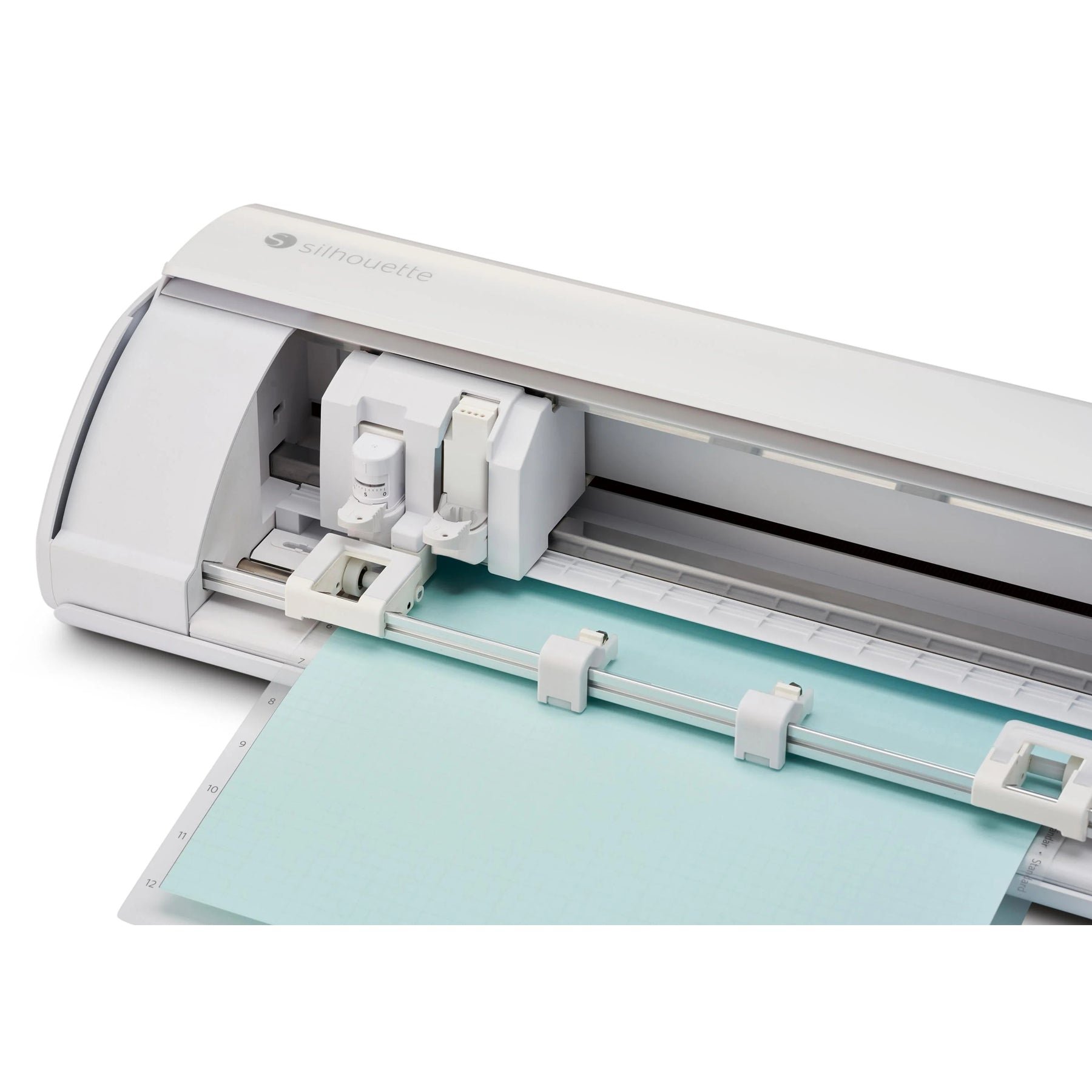 Crealive Die Silhouette Cameo 5 setzt in jeder Hinsicht einen drauf und bietet viele Neuerungen und Verbesserungen, die sie schnell zum neuen Liebling für Plotterfans machen dürfte.  Neue Möglichkeiten durch Power Tools  Die Silhouette Cameo 5 ist mit allen neuen Power Tools kompatibel und bietet Plotterfans somit neue Möglichkeiten.   Folgenden Tools können mit der Silhouette Cameo 5 verwendet werden:  Heisstransferstift Prägewerkzeug Universalstiftehalter Automatikmesser Manuelles Messer (1mm/2mm)