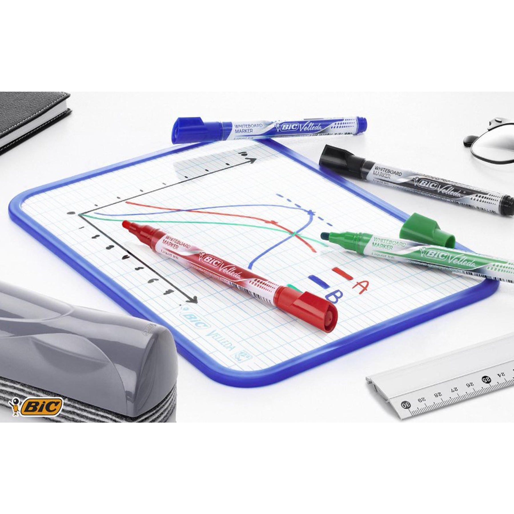 Crealive BIC Whiteboard-Marker Velleda - 4 Stück     Inhalt:  4 BIC Whiteboard-Marker    Spezifikationen:  Ovale Spitze Strichbreite: 1.4 mm Farben:  Grün, Rot, Blau & Schwarz trocken und leicht abwischbar auf deinem Whiteboard    Die Whiteboard Marker sind für folgende Oberflächen geeignet:  Whiteboard ASLAN Whiteboard Folie 