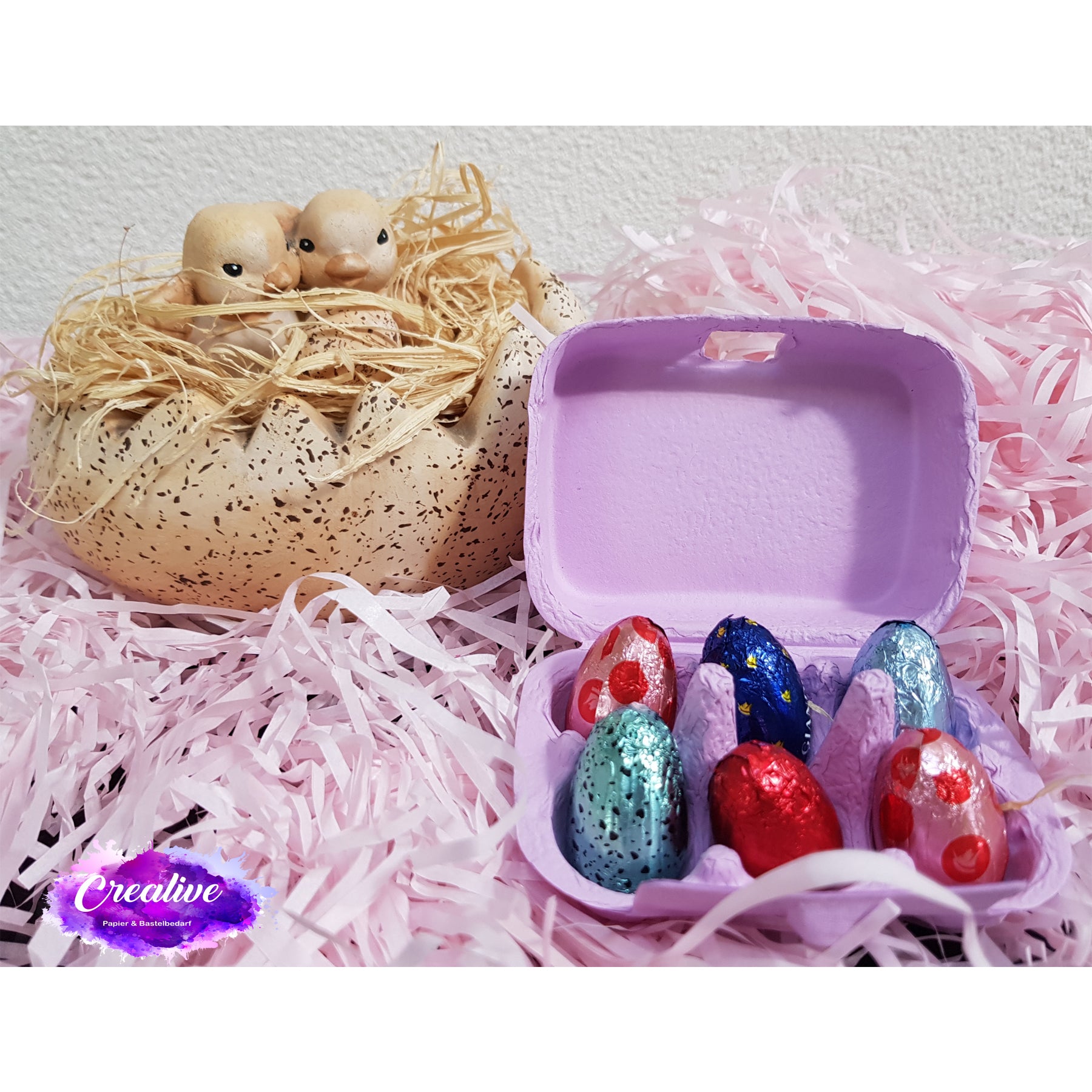 Crealive 6er Mini Eierschachtel
Mit dieser 6er Mini Eierschachtel hast du eine besonders süsse Alternative, um  6 Schoggi-Eier darin zu verschenken & deine Liebsten zu überraschen an Ostern! Du kannst sie hübsch verpacken mit einer schönen Banderole oder du erstellst eine Etikette für den flachen Deckel. Mit diesem Mini Eierkarton verschenkst du Freude und überraschst deine Lieben mit dem Inhalt. Natürlich kannst du auch andere Sachen darin verschenken; so oder so wird die Freude riesig sein. 
