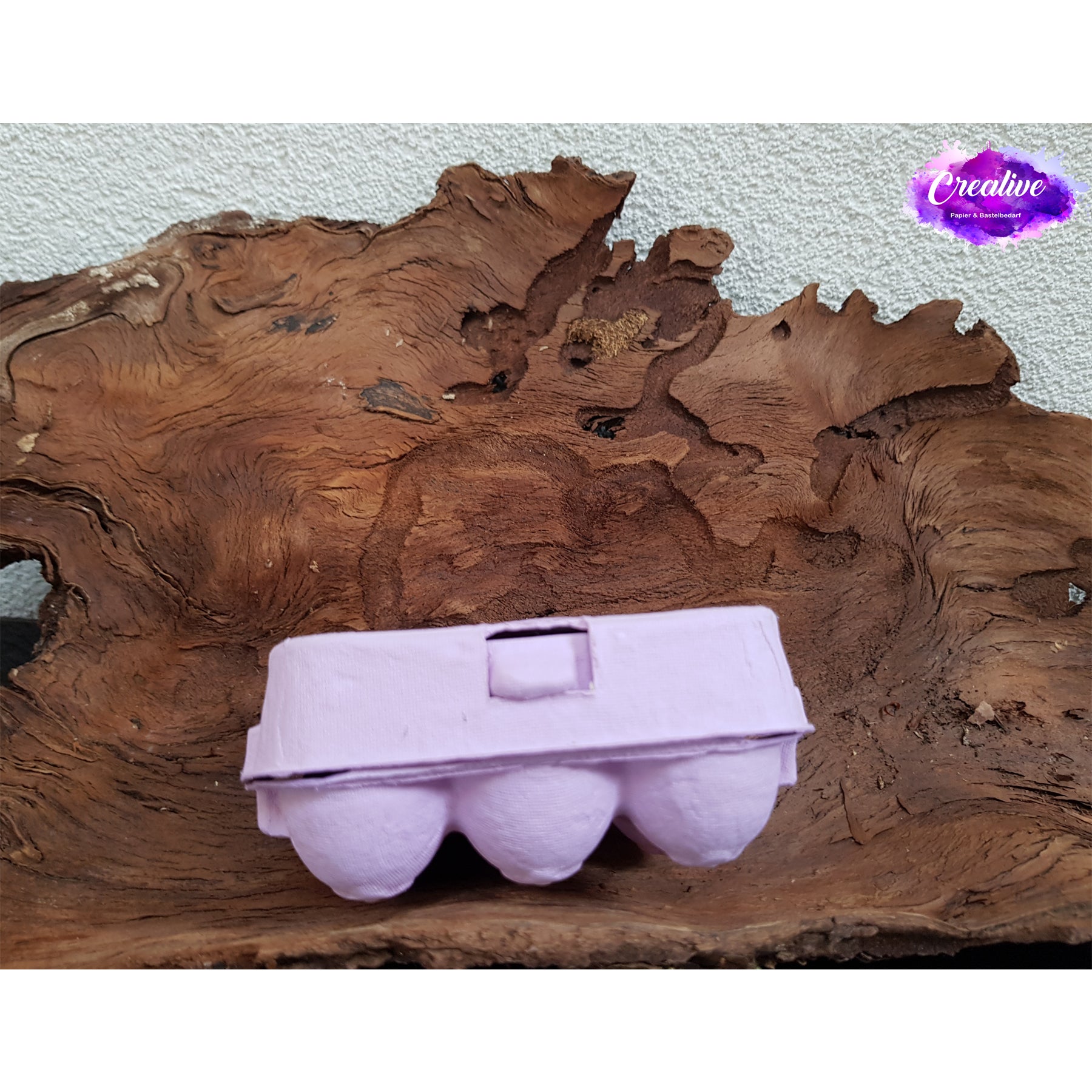 Crealive Mini Eierschachtel  Mit dieser Mini Eierschachtel kannst Du Deine Familie & Freunde besonders süss überraschen zu Ostern! In der Mini Eierschachtel kannst Du 6 Schoggi-Eier hübsch verpacken und verschenken.     Inhalt:  1 Mini Eierschachtel    Spezifikationen:  Material: Pappe Höhe: ca. 4 cm Breite: ca. 9.5 cm Länge: ca. 10 cm Farben: Weiss, Hellcreme, Orange, Rosa, Pink, Lavendel, Mint, Grün & Schwarz hochwertige und stabile Schachtel mit gutem Verschluss bietet Platz für 6 kleine Schoggi-Eier 