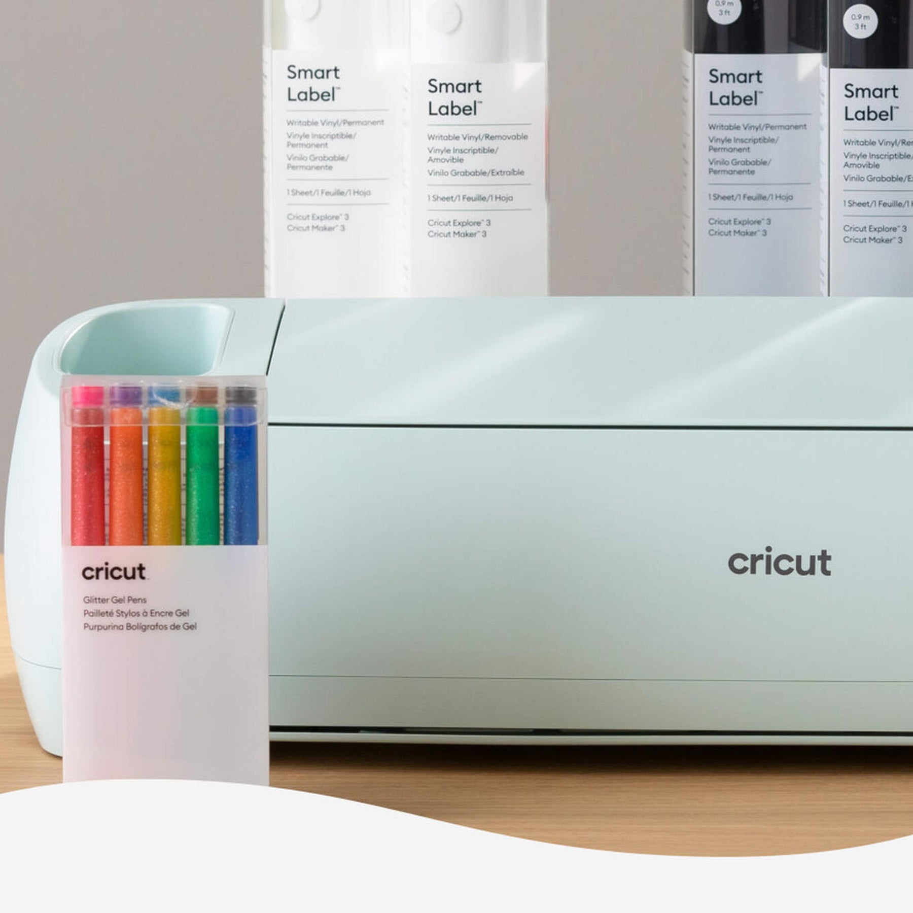 Crealive Cricut Glitzer Gel Zeichenstifte 0.8 - Regenbogen / Glitter Gel Pen Set     Inhalt:  10 Glitzer Gel Stifte    Spezifikationen:  0.8 (mittlere Spitze) Farben:  Rot, Orange, Gelb, Grün, Blau, Violett, Pink, Hellblau, Braun & Schwarz wasserbasiert säurefrei ungiftig entspricht ASTM D-4236   Anleitung:  Design auswählen Stift in die Halterung (A) Loslegen