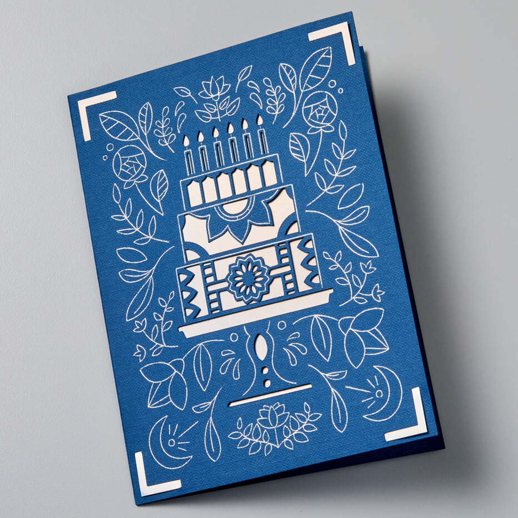 Crealive Cricut Einlegekarten R10 - 18 Stück - Celebration mit Foil Transfer  Inhalt:  18 Karten im Format 3.5" x 4.9" (8.9 cm x 12.4 cm) (zusammengeklappt) - Kartenfarben: 9 Rot und 9 Blau 18 Einlagen im Format 3.25" x 4.6" (8.2 cm x 11.7 cm) - Einlagefarben: 9 Silver Holographic & 9 Maize 18 Transferfolien im Format 3" x 4.4" (7.6 cm x 11.1 cm) - 9 Gold & 9 Silber 18 Umschläge in 3.6" x 5.1" (9.2 cm x 13 cm) - Farbe: Weiss    Cricut Joy Einlegekarten sind geeignet für:  Karten Einladungen