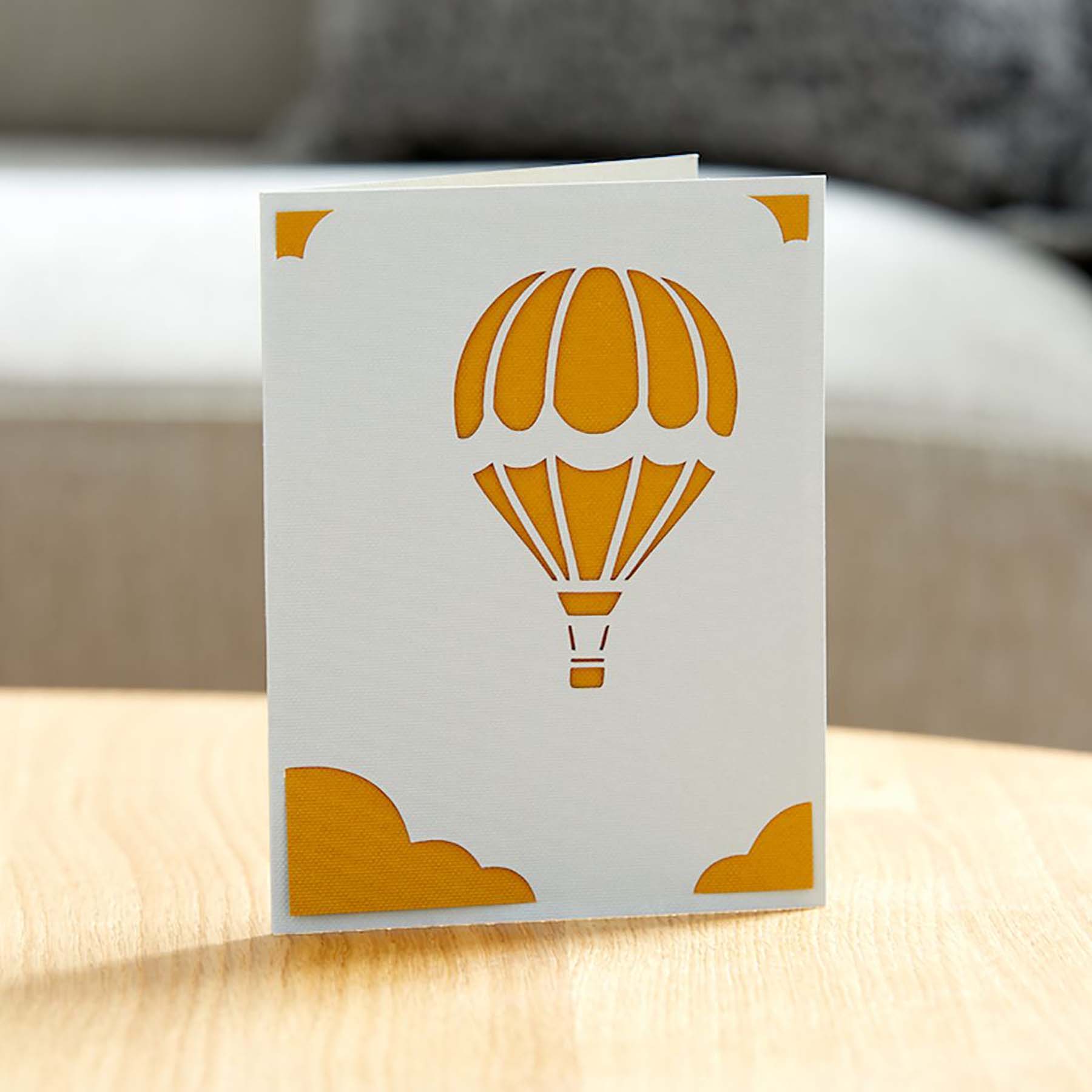 Crealive Cricut Joy Einlegekarten R20 - 12 Stück - Gold Holografisch    Inhalt:  12 Karten im Format 4.25" x 5.5" (10.7 cm x 13.9 cm) (zusammengeklappt) - Kartenfarbe: Creme 12 Einlagen im Format 4" x 5.25" (10.1 cm x 13.3 cm) - Einlagefarbe: Gold Holografisch 12 Umschläge in 4.37" x 5.75" (11 cm x 14.6 cm) - Farbe: Weiss    Cricut Joy Einlegekarten sind geeignet für:  Karten Einladungen