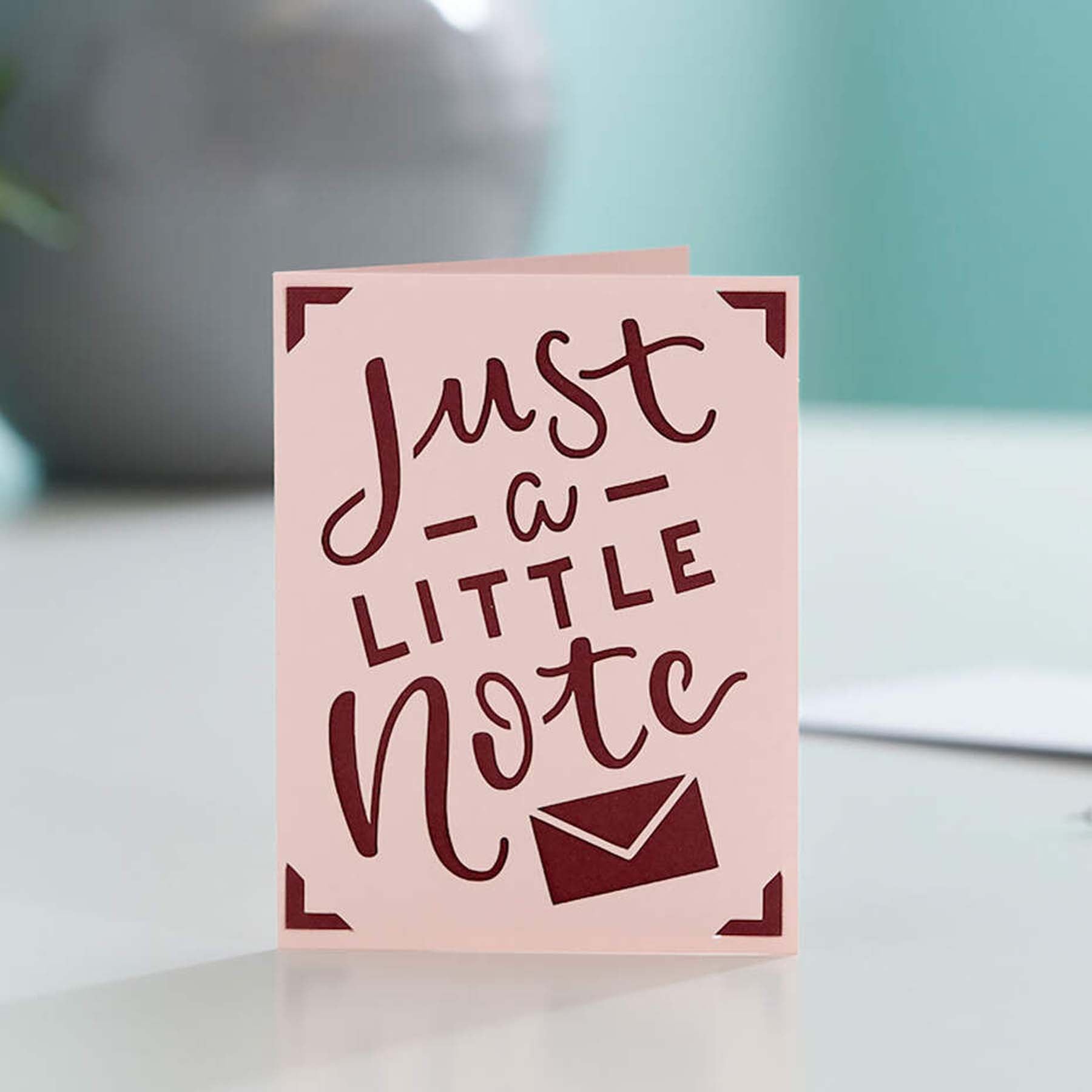 Crealive Cricut Joy Einlegekarten R20 - 12 Stück - New Romantic  Inhalt:  12 Karten im Format 4.25" x 5.5" (10.7 cm x 13.9 cm) (zusammengeklappt) - Kartenfarben: 4 x Midnight Blue, 4 x Khaki & 4 x Tulip 12 Einlagen im Format 4" x 5.25" (10.1 cm x 13.3 cm) - Einlagefarben: 4 x Burnt Red, 4 x Deep Teal & 4 x Maroon 12 Umschläge in 4.37" x 5.75" (11 cm x 14.6 cm) - Farbe: Weiss    Cricut Joy Einlegekarten sind geeignet für:  Karten Einladungen