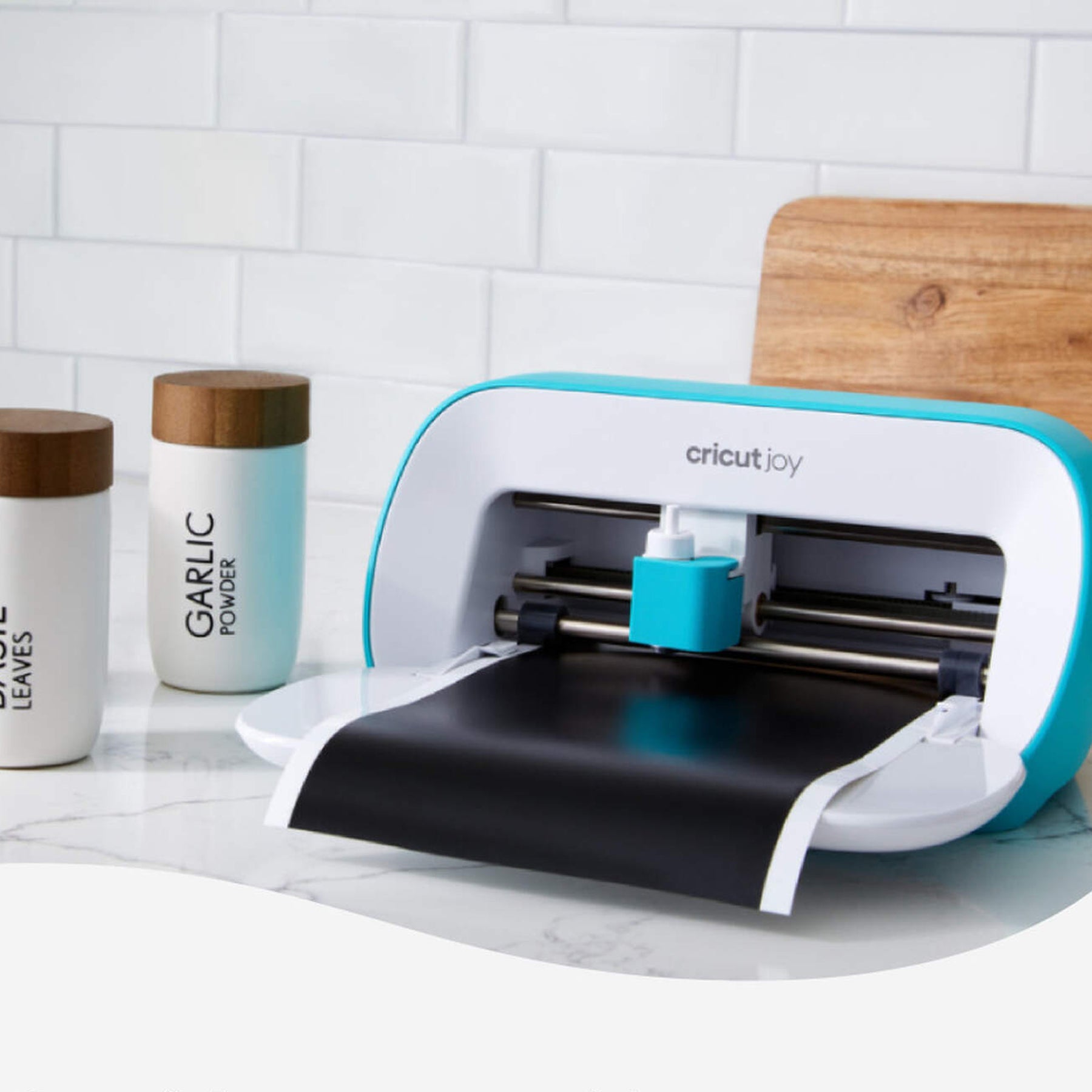 Crealive Cricut Joy Smart Vinylfolie Permanent - Silber   Die Smart Vinylfolie von Cricut funktioniert ohne Schneidematte. Du kannst sie also einfach in die Joy einlegen & loslegen. Sie lässt sich leicht Entgittern und mühelos übertragen.     Inhalt:  5 Blätter Cricut Joy Smart Vinyl    Spezifikationen:  Cricut Joy Smart Vinyl Farben: Weiss, Rot, Schwarz, Gold & Silber selbstklebend permanent; hält bis zu 3 Jahren Grösse: je 13.9 x 30.4 cm wasser- und licht-beständig