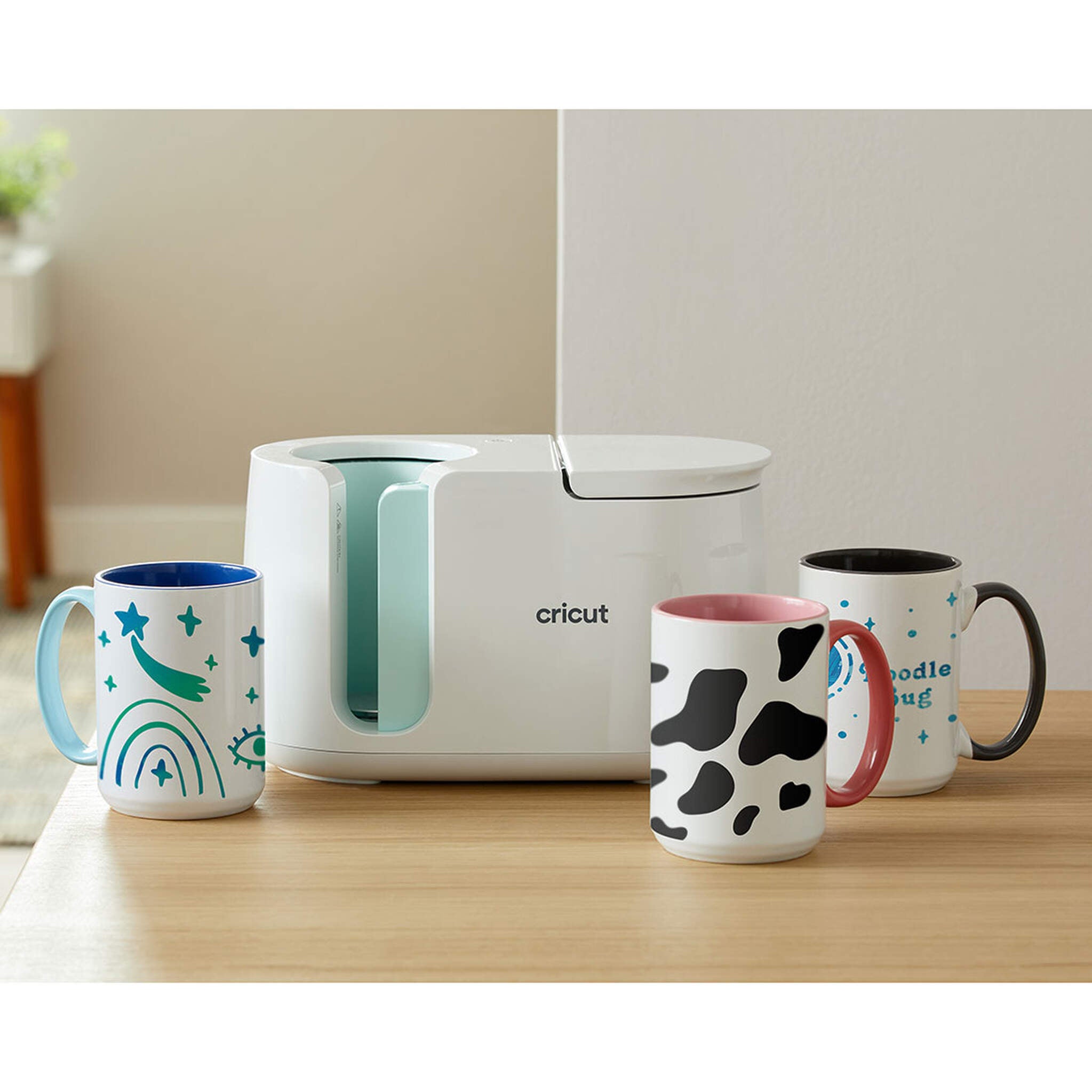 Crealive Cricut Keramiktasse 425 ml Ocean, 1 Stück  Gestalte lebendige, professionelle & personalisierte Tassen. Im Design Space erstellst Du mit Hilfe der kostenlosen Tassen-Vorlage Dein Design, so dass Du es korrekt platzieren kannst auf der Tasse. Danach lässt Du den Schneideplotter Dein Design entweder aus den Infusible Ink Transferbögen schneiden oder lässt es Zeichnen mit den Infusible Ink Stiften.  1 Cricut Keramiktassenrohling zweifarbig Farbe: Ocean