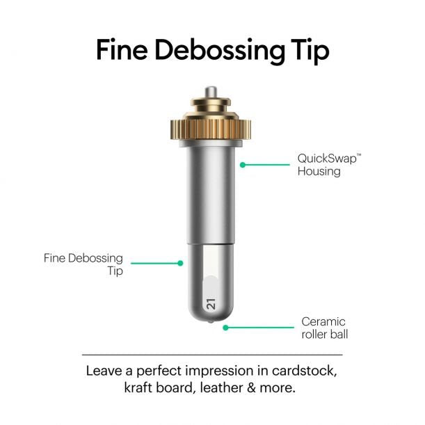 Cricut Prägestift mit Halterung - Fine Debossing Set    Inhalt:  Prägestift - Fine Debossing Tip QuickSwap ™ - Halterung   Mit dem Fine Debossing Tip können gestochen scharfe, detaillierte, geprägte Designs erstellt werden. Jedes gewünschte Design, einschliesslich dekorativer Schnörkel, Muster, Monogramme, Logos, Siegel und mehr können geprägt werden. Perfekt für Karton, Kraftkarton, Linde und mehr.