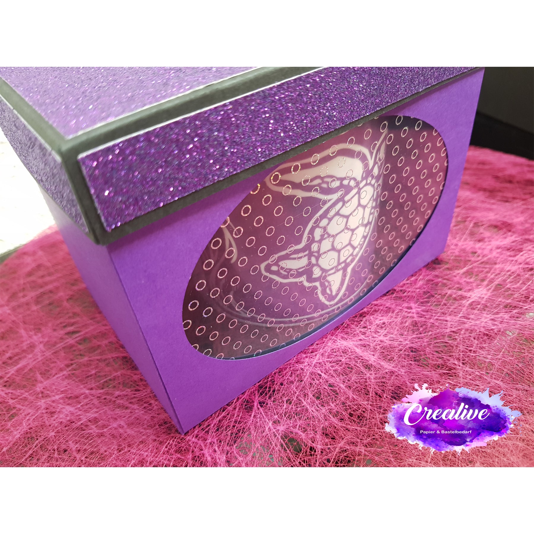 Crealive Glitzer Papier selbstklebend 160 g/m2 - 12’’ x 12’’ - Violett  Spezifikationen:  Papier mit Klebstoff 12’’ x 12’’ (30.5 cm x 30.5 cm) Gewicht: 160 g/m2 Selbstklebend Oberfläche: Glitzer Farbe: Violett    Das selbstklebende Papier ist geeignet für:  Geburtstagskarten Einladungen Dekorationen Plotten Scrapbooking-Seiten