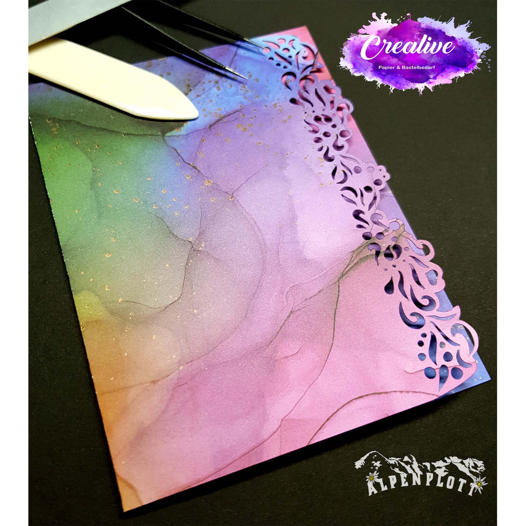 Crealive Premium Paper Pad 180 g/m2 - 6’’ x 6’’ - Ink Drops Vivid  Inhalt:  40 Bogen 20 Designs beidseitig bedruckt    Dieses Paper Pad / Designpapier ist geeignet für:  Karten-Verzierungen Verpackungs-Dekoration Plotten Scrapbooking    Spezifikationen:  6’’ x 6’’ 15.25 cm x 15.25 cm) 180 g/m2 beidseitig bedruckt säure- und ligninfrei lässt sich gut schneiden