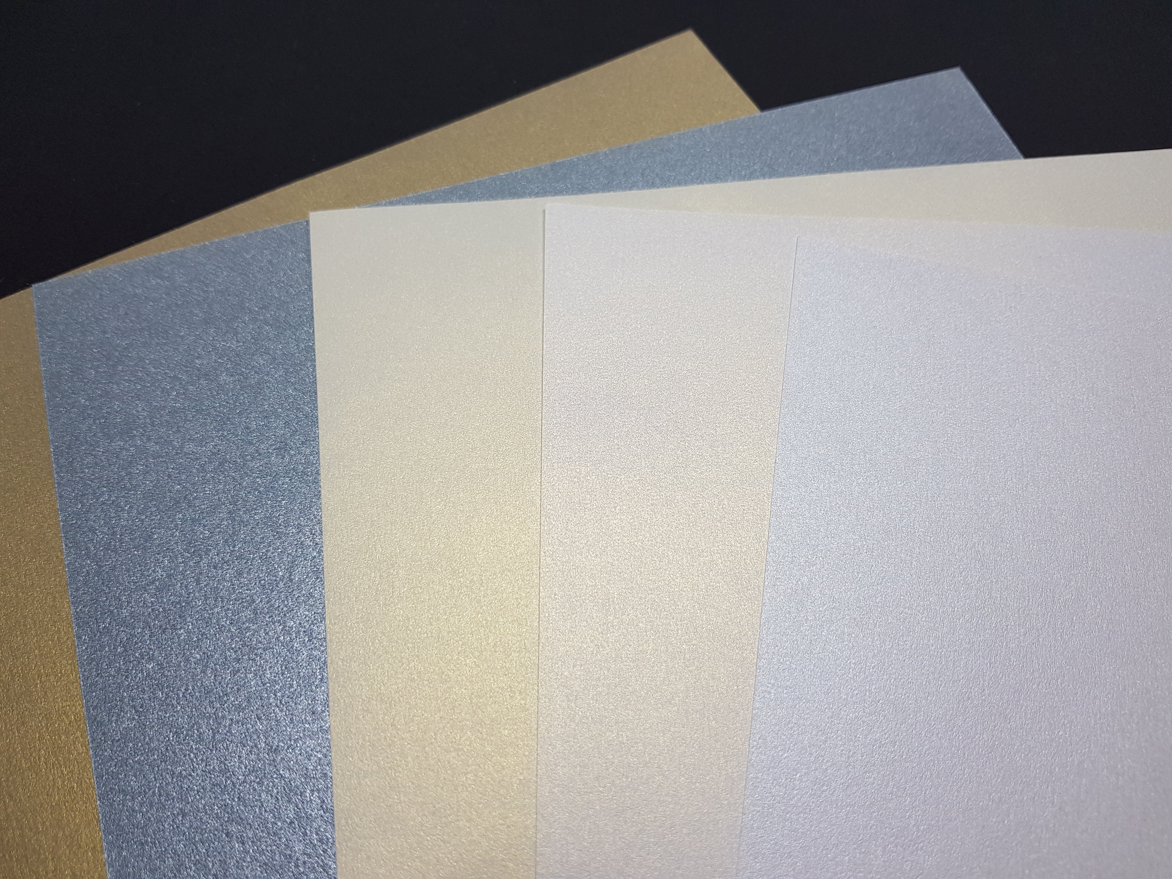 Papier 120 g/m2 - A4 - Metallic Perlweiss  Spezifikationen:  A4 (21.0 cm x 29.7 cm) 120 g/m2 beidseitig farbig (voll durchgefärbt) bedruckbar mit Ink- und Laserdrucker beschreibbar starke Farbgebung FSC zertifiziertes Papier säure- und ligninfrei     Dieses Metallic Papier ist geeignet für:  Karteneinlagen Karten-Verzierungen Plotten Scrapbooking  