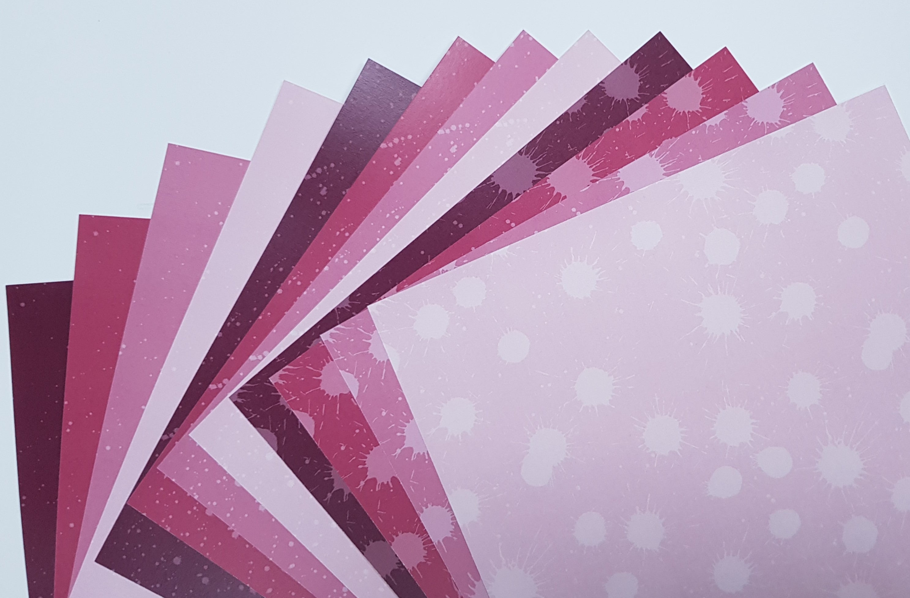 Paper Pad 200 g/m2 - 12’’ x 12’’ - Splash Pink  Inhalt:  12 Blatt 12 Designs    Dieses Paper Pad ist geeignet für:  Karten Boxen 3D-Projekte Geschenk-Verpackungen Scrapbooking